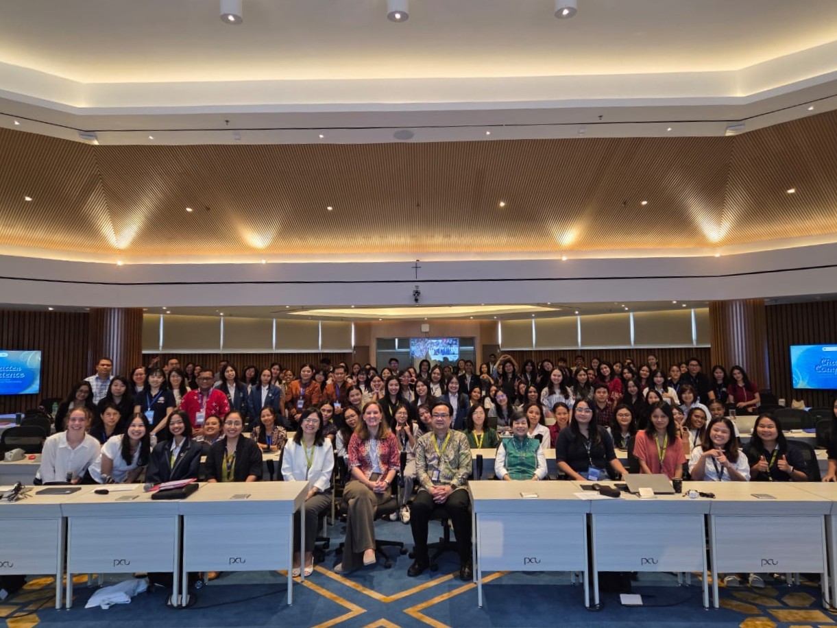 Dokumentasi Petra International Conference on Christian Education di FKIP Petra yang membahas integrasi iman dan teknologi AI.