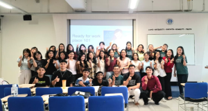 Kaprodi PGSD, Dani Puspitasari bersama mahasiswa PGSD angkatan 2023 dalam persiapapan magang (Surabaya,2 Juni 2026)
